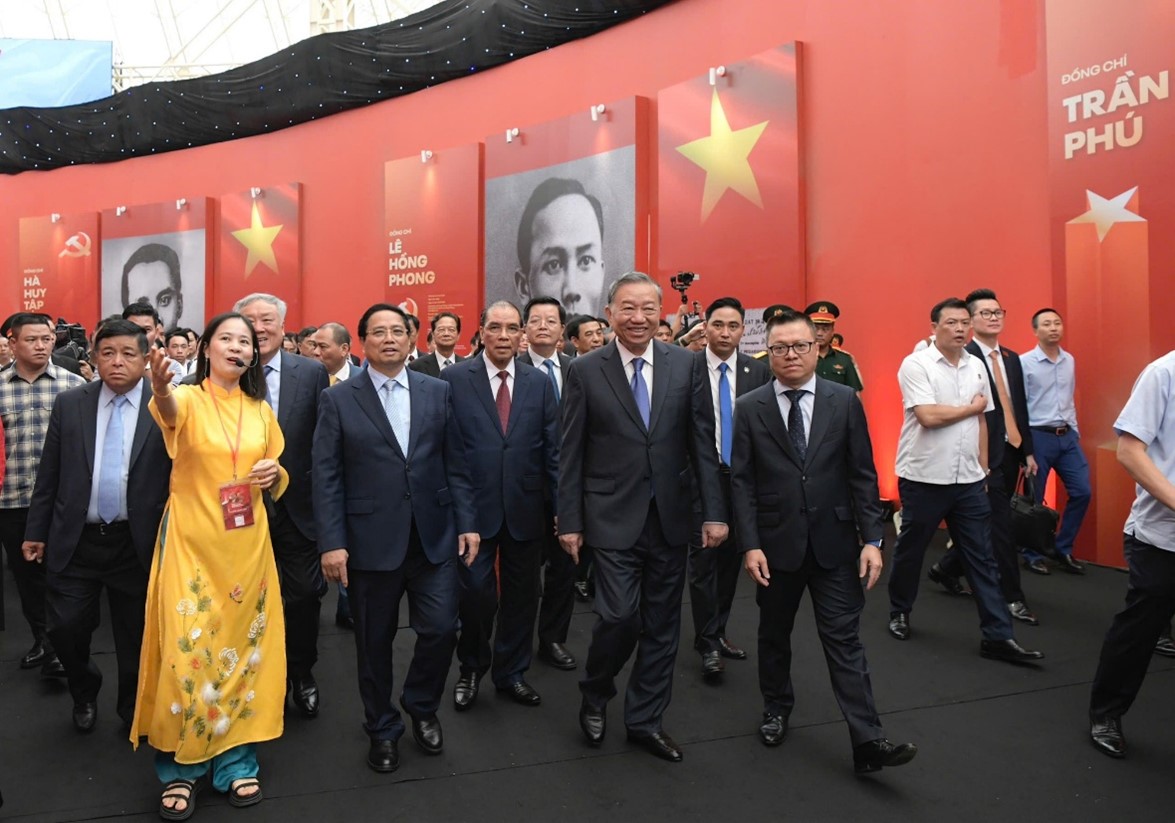   Tổng Bí thư Tô Lâm cùng các đồng chí lãnh đạo Đảng, Nhà nước và các đại biểu tham quan các không gian trưng bày thành tựu đất nước